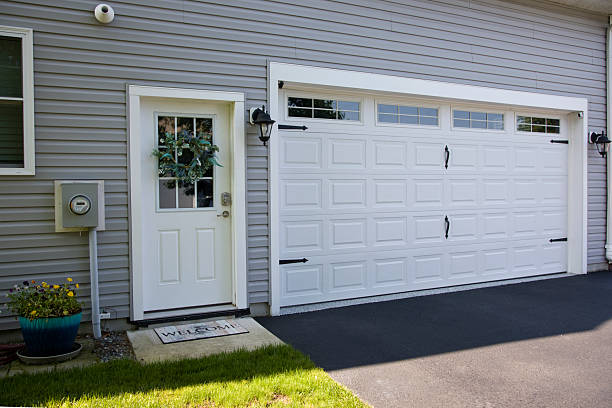 24/7 Emergency Garage Door Panel Replacement experts in Indianola, MS